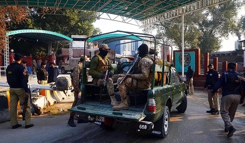 Pakistan’da Güvenlik Operasyonları: 12 Silahlı Militan Öldürüldü