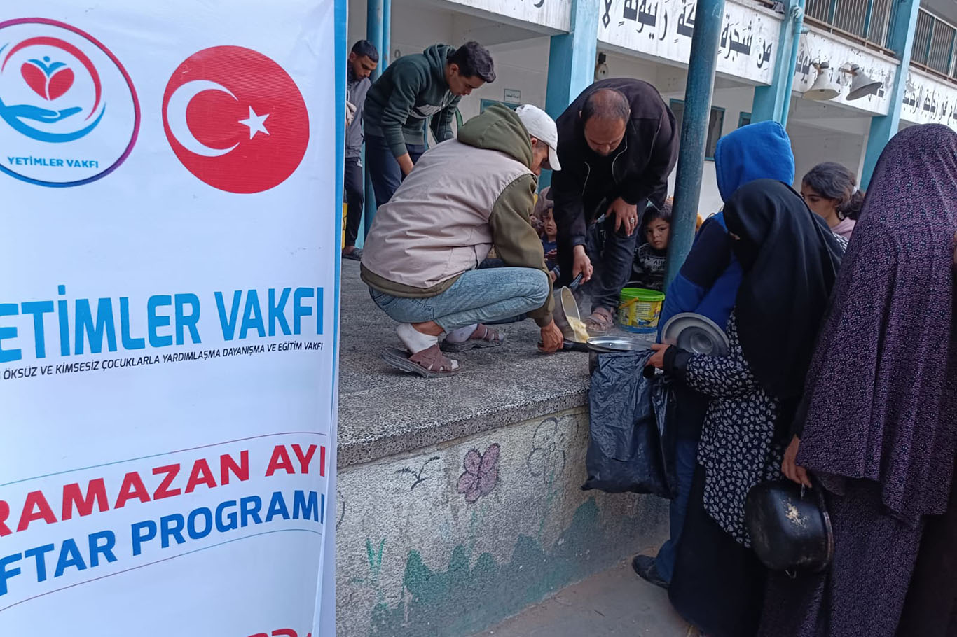 Yetimler Vakfi Gazzede Iftarlik Sicak Yemek Dagitimini Surduruyor 8A86Cb80