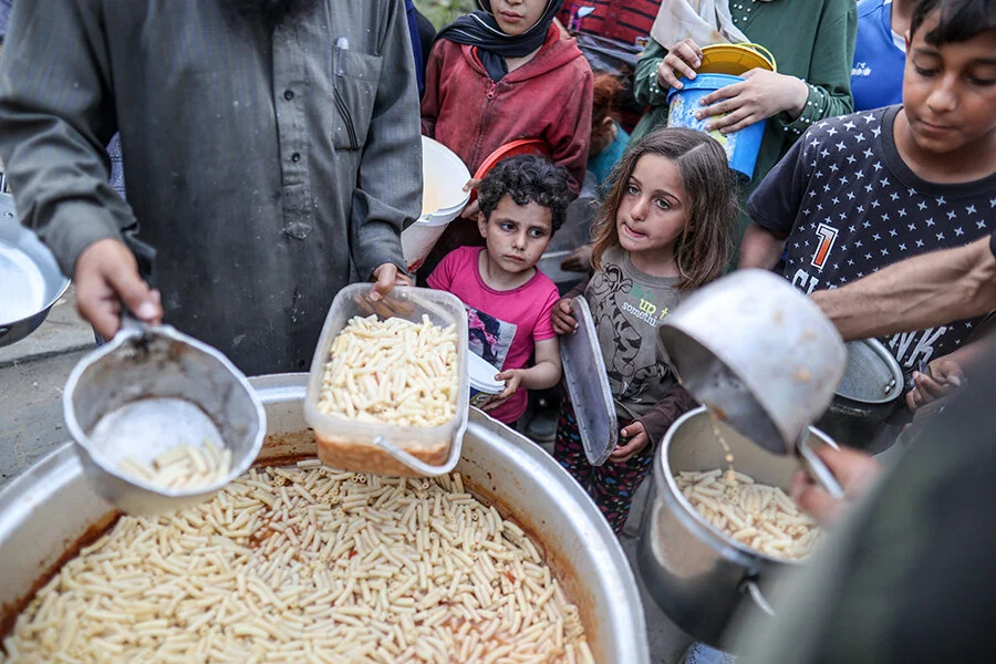 20240402 Gazzede Cocuklar Ailelerine Yemek Alabilmek Icin Dagitim Kuyruklarinda Bekliyor 10