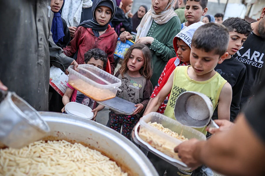 20240402 Gazzede Cocuklar Ailelerine Yemek Alabilmek Icin Dagitim Kuyruklarinda Bekliyor 11