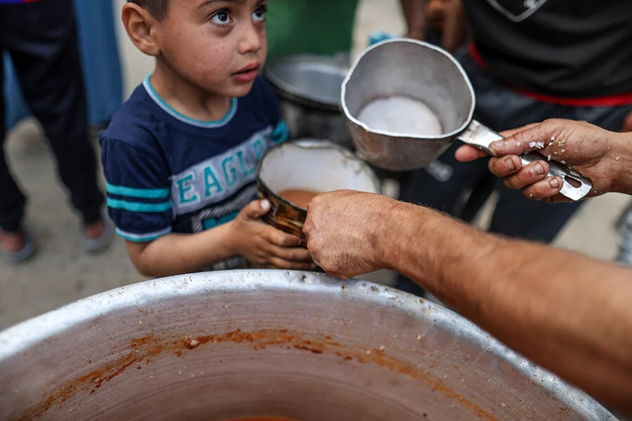20240402 Gazzede Cocuklar Ailelerine Yemek Alabilmek Icin Dagitim Kuyruklarinda Bekliyor 12