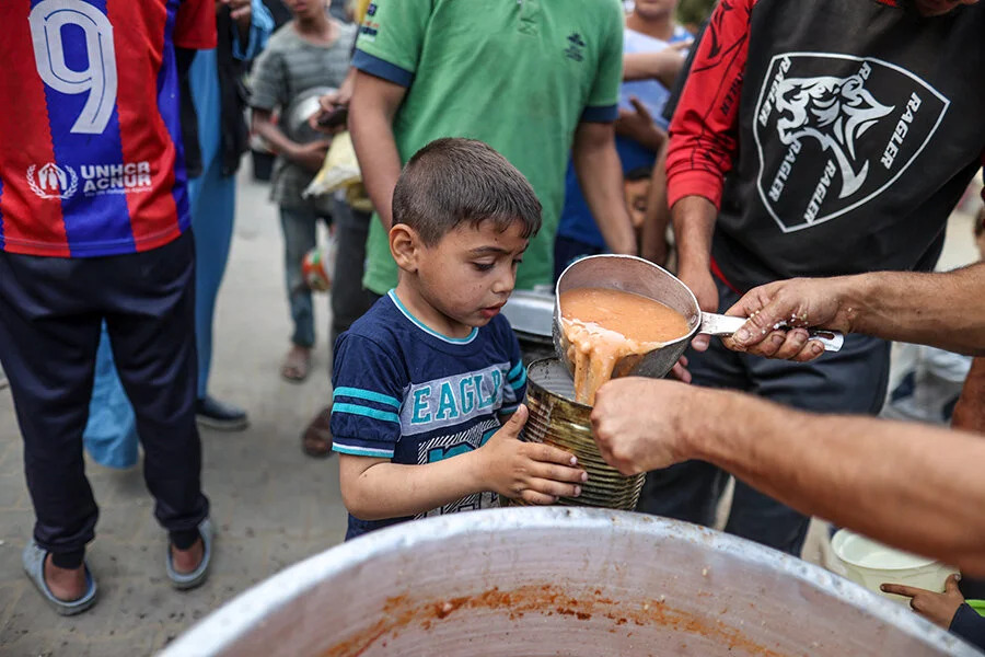20240402 Gazzede Cocuklar Ailelerine Yemek Alabilmek Icin Dagitim Kuyruklarinda Bekliyor 13