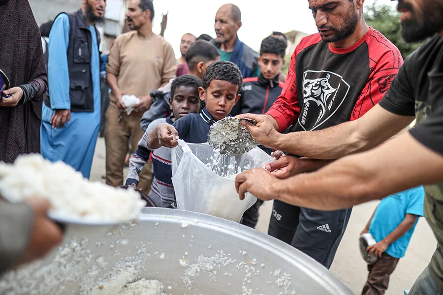 20240402 Gazzede Cocuklar Ailelerine Yemek Alabilmek Icin Dagitim Kuyruklarinda Bekliyor 4
