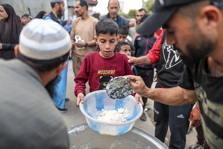 20240402 Gazzede Cocuklar Ailelerine Yemek Alabilmek Icin Dagitim Kuyruklarinda Bekliyor 5