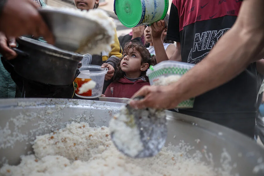 20240402 Gazzede Cocuklar Ailelerine Yemek Alabilmek Icin Dagitim Kuyruklarinda Bekliyor 6