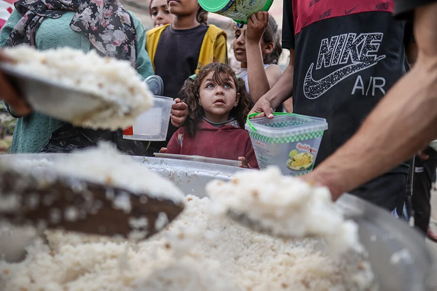 20240402 Gazzede Cocuklar Ailelerine Yemek Alabilmek Icin Dagitim Kuyruklarinda Bekliyor 7