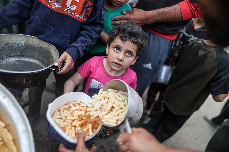 20240402 Gazzede Cocuklar Ailelerine Yemek Alabilmek Icin Dagitim Kuyruklarinda Bekliyor 9